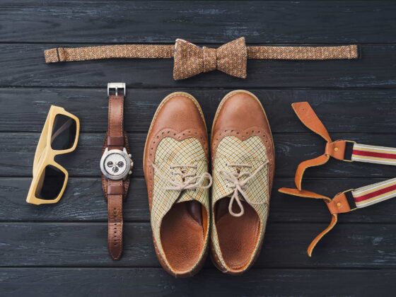 Un par de zapatos, una pajarita, un reloj de pulsera, unos tirantes y unas gafas, todo a juego