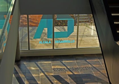 Vista interior del edificio Alcalá Desarrollo, con las letras «AD» en una cristalera exterior