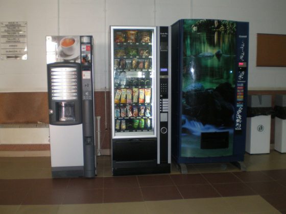 Maquinas de vending en el interior del edificio de formación, de café, de bebidas y de comida