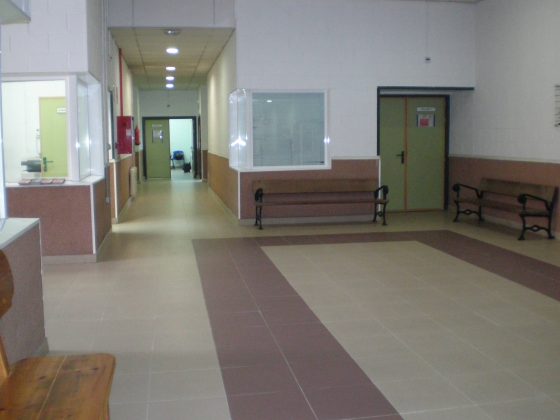Pasillo interior del edificio de formación, dónde se pueden ver las puertas de varias aulas y bancos