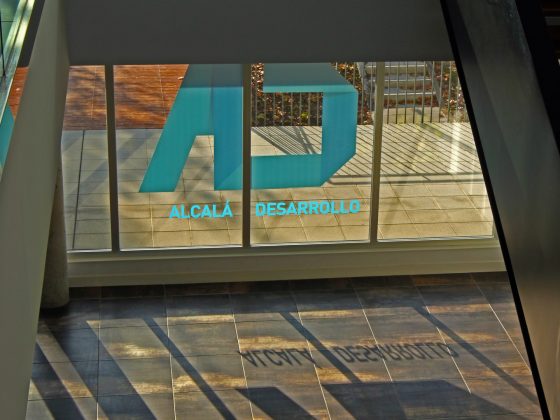 Vista parcial de las escaleras del edificio, de la zona de entrada y de las letras «AD»